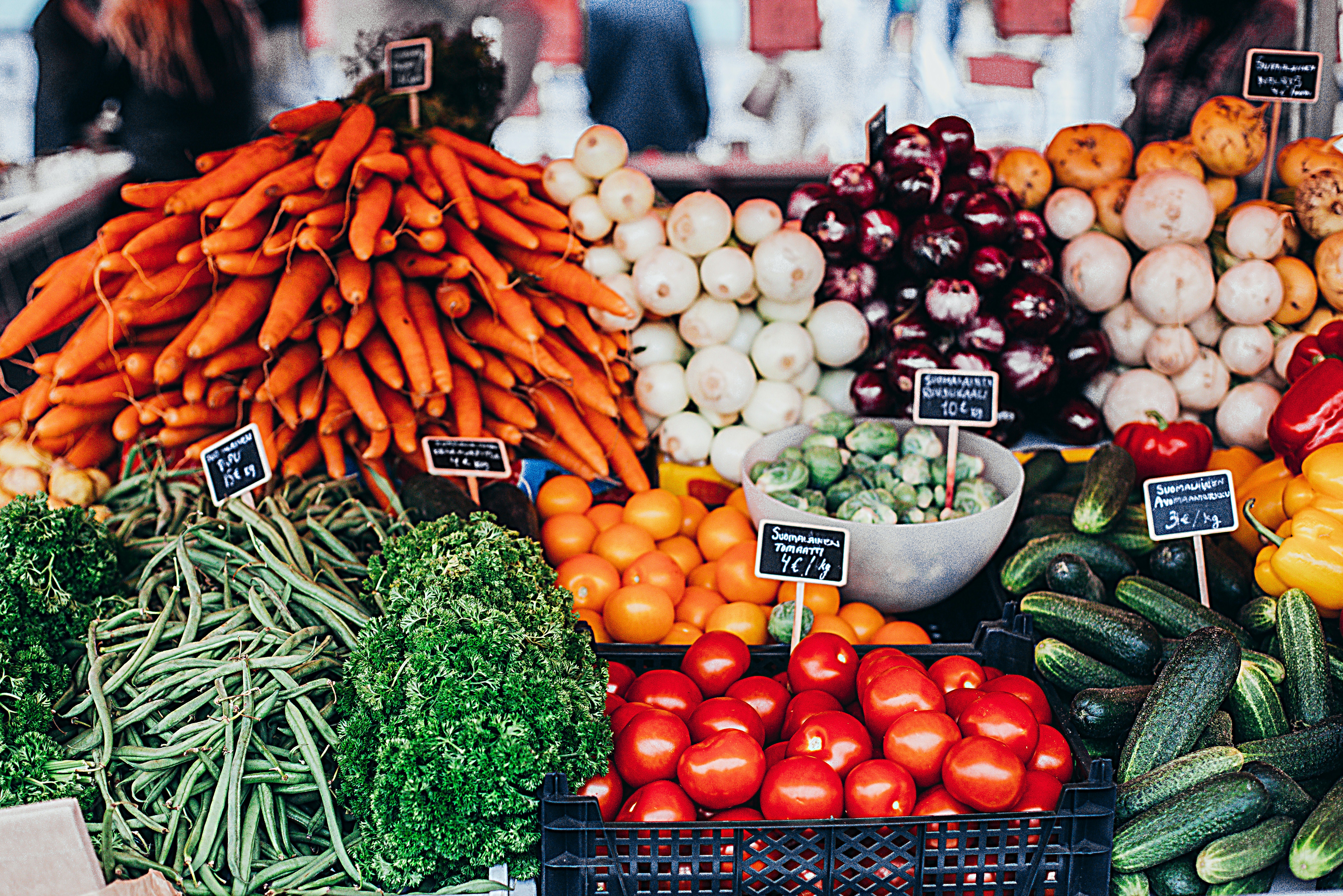 Почему продукты такие дорогие. Овощи на рынке. Рынок овощей и фруктов. Овощи на прилавке. Овощной рынок.